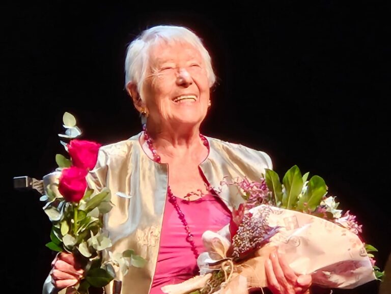 Teresa Cunillé celebra els 100 anys de vida al Teatre Romea: “Me l’heu feta molt grossa!”