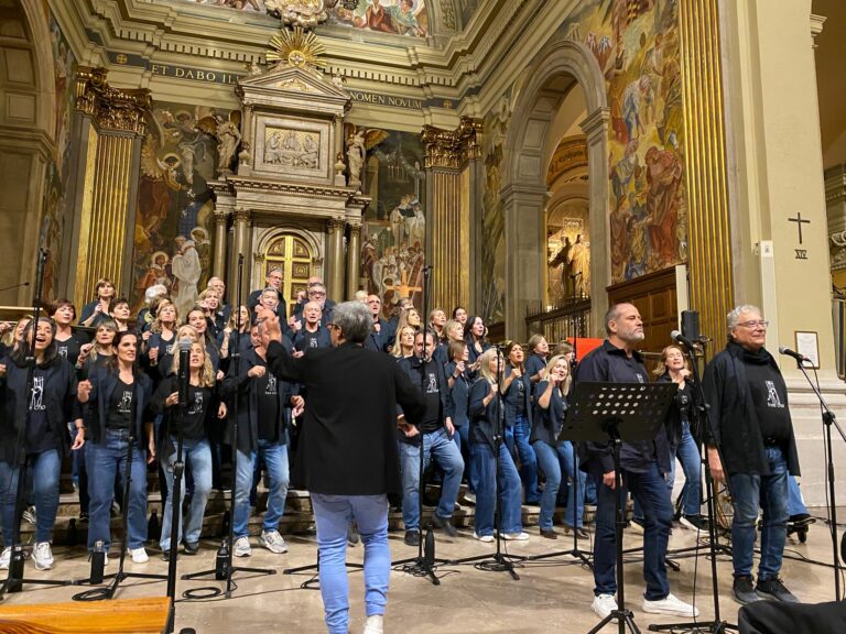 El concert del Rotary Club de Barcelona Sarrià, dedicat als joves del Raval, aplega 400 persones al ritme de gòspel