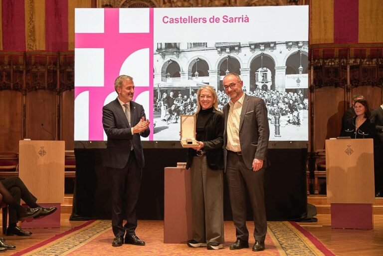 Els Castellers de Sarrià reben la Medalla d’Honor de Barcelona: “Gràcies per fer reviure la tradició”