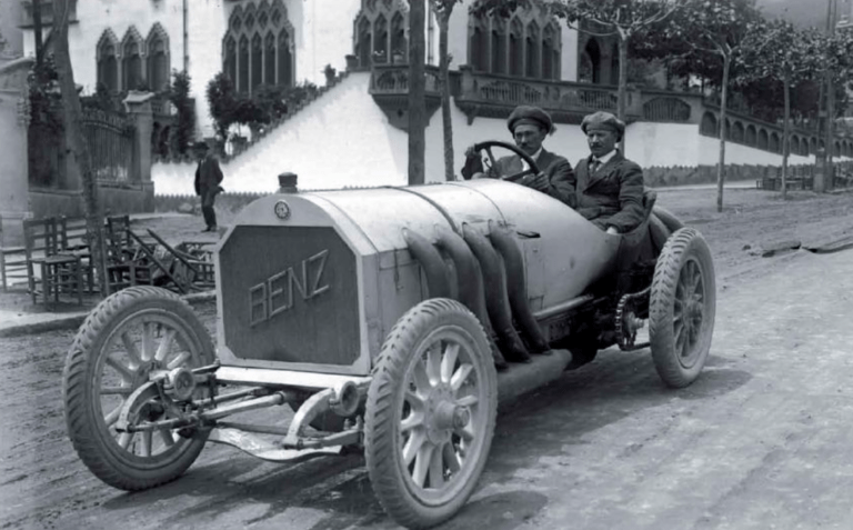 L’avinguda del Tibidabo celebra 110 anys d’història de l’automobilisme i reivindica el retorn del Tramvia Blau