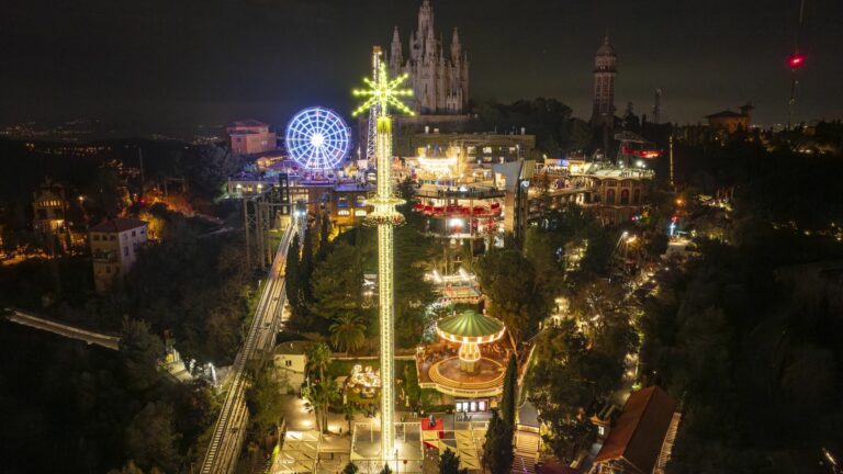 El Tibidabo estrena un arbre de Nadal de 10 metres i un espectacle de patinatge sobre gel per celebrar les festes El Tibidabo estrena un arbre de Nadal de 10 metres i un espectacle de patinatge sobre gel per celebrar les festes