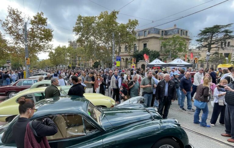 Èxit a l’avinguda del Tibidabo per recordar la Copa Tibidabo de motor i l’absència del Tramvia Blau