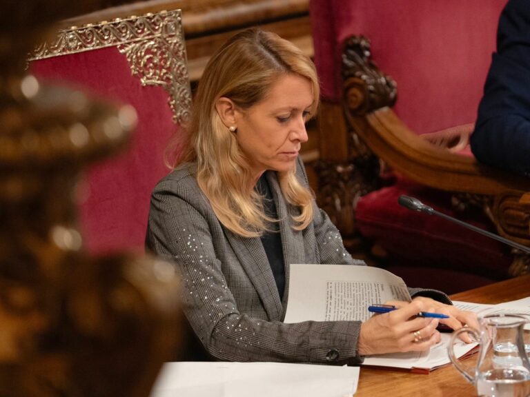 Una veïna en risc de desnonament es planta al Ple i Maria Eugènia Gay respon: “Li contestarem per e-mail”