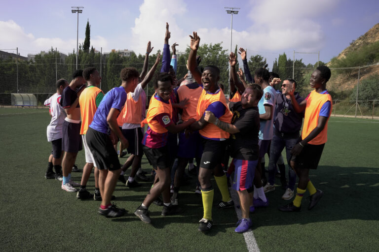 Fora de joc: quan el futbol cobreix les mancances d’un sistema fallit