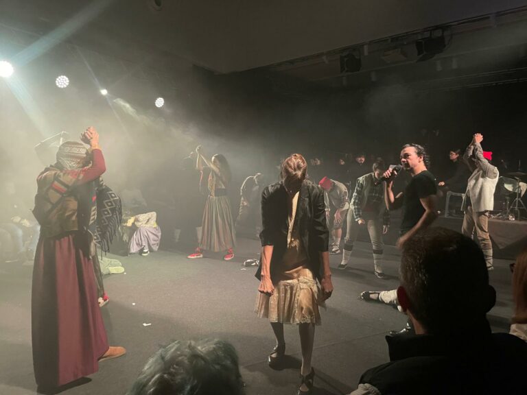 Els Pastorets de Vallvidrera escenifiquen la importància de la comunitat en la recerca de la identitat pròpia