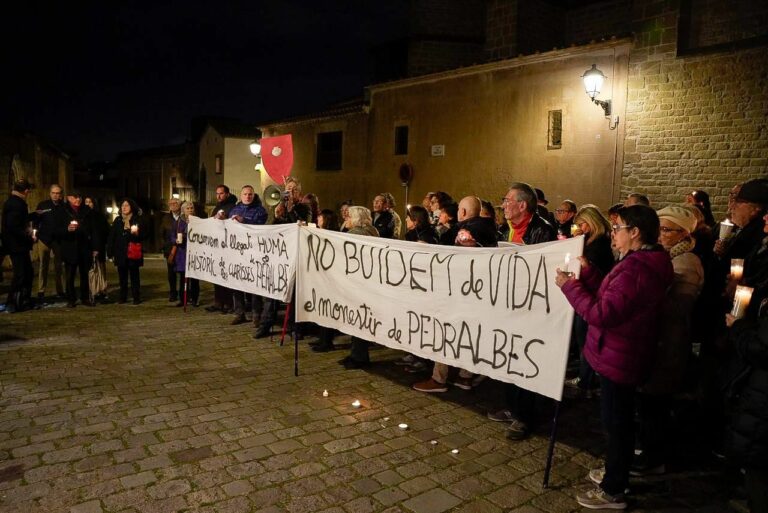 Més d’un centenar de veïns es manifesten al Monestir de Pedralbes en contra el trasllat de les monges