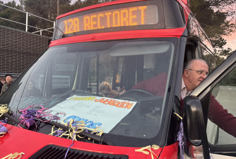 Emotiu comiat sorpresa al Carlos: el conductor del bus de barri 128 de les Planes es jubila