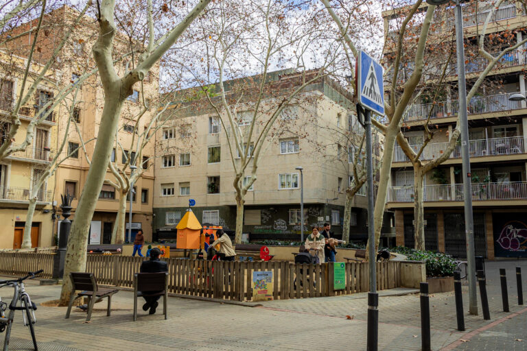 La plaça Cardona, l’antic espai popular de Galvany enmig de diverses indústries