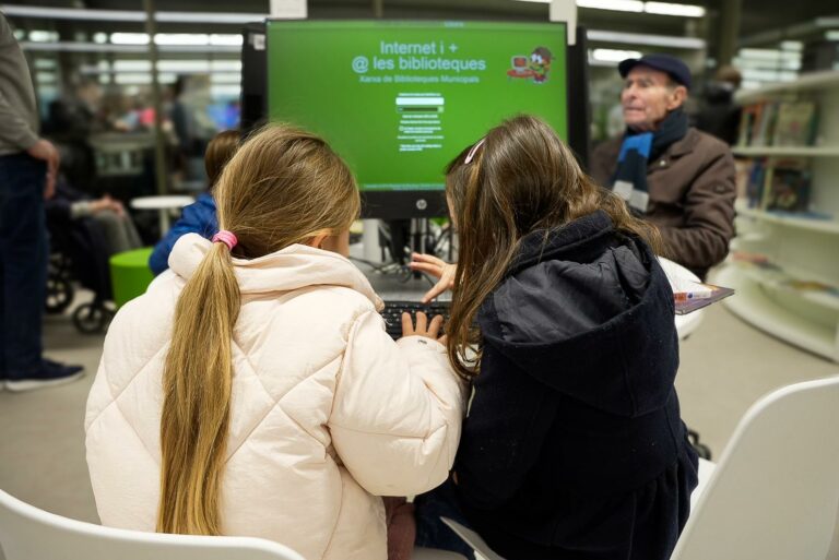 Districte “valorarà alternatives” per millorar l’espai d’estudi i l’horari de la Biblioteca J.V. Foix davant les queixes