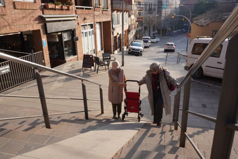 64 esglaons amb el carro de la compra ple: la urgència de Vallvidrera
