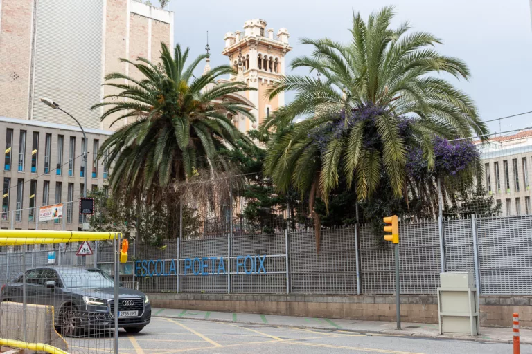 Les famílies de l’escola Poeta Foix reclamen una reforma dels banys per garantir la seguretat dels alumnes