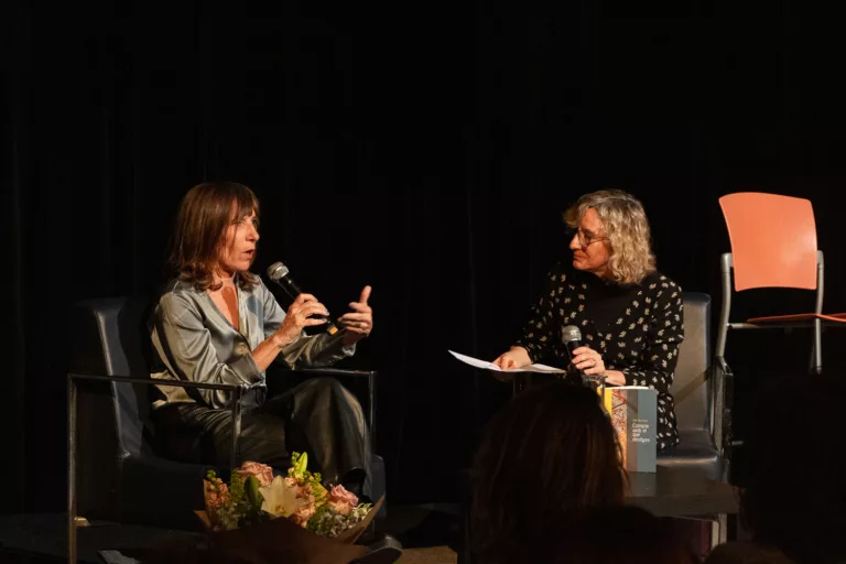Mò Bertran omple Casa Orlandai en la presentació del seu primer llibre de narrativa