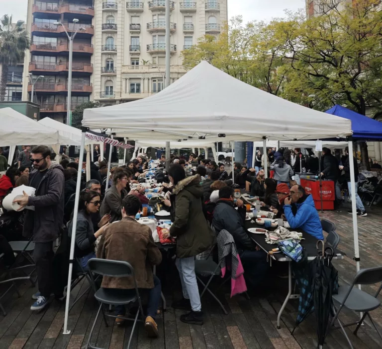 La pedregada no pot amb la calçotada popular de Cassoles