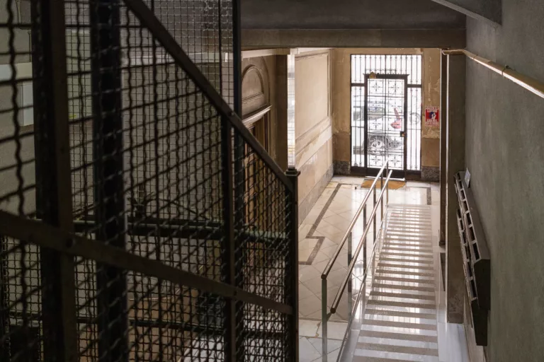 Veïns de Sant Gervasi s’uneixen en una aliança inèdita per evitar ser expulsats per un fons d’inversió