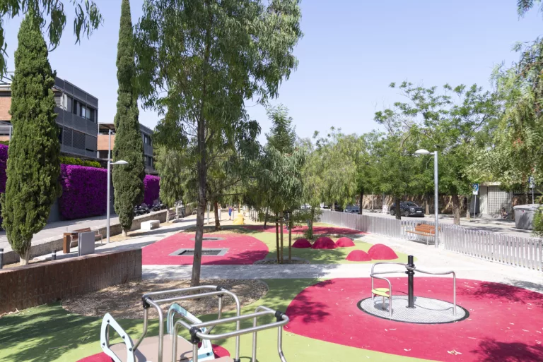 La plaça d’Emili Mira estrena una àrea de joc infantil totalment accessible