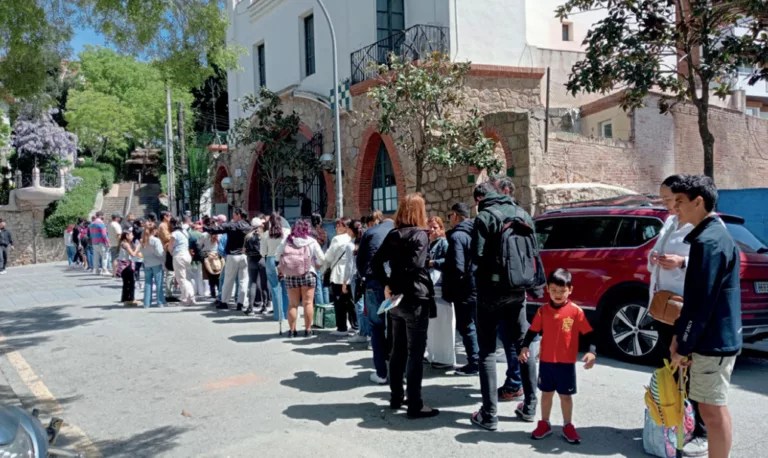L’Ajuntament no preveu una “actuació immediata” per resoldre la saturació turística que pateix el transport públic de Vallvidrera