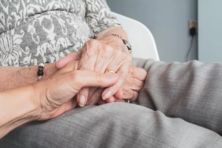 El dol en les persones amb Alzheimer: com afecta i com tractar-lo?