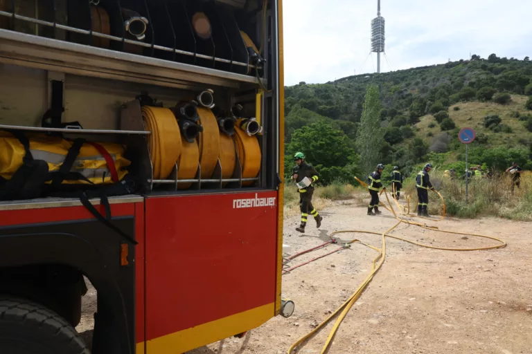 Els Bombers de Barcelona fan un simulacre d’incendi forestal a Collserola