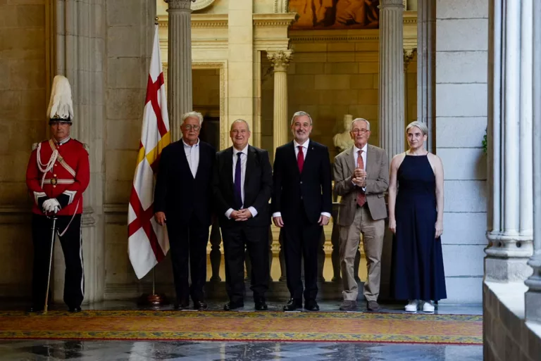 Barcelona homenatja els alcaldes de l’etapa democràtica amb la Medalla d’Or 