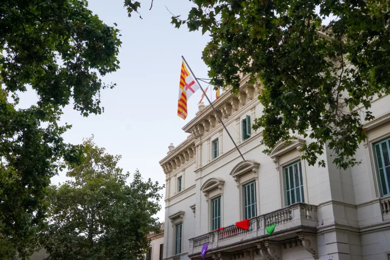 Districte penja per error una bandera de Barcelona no oficial sense la senyera