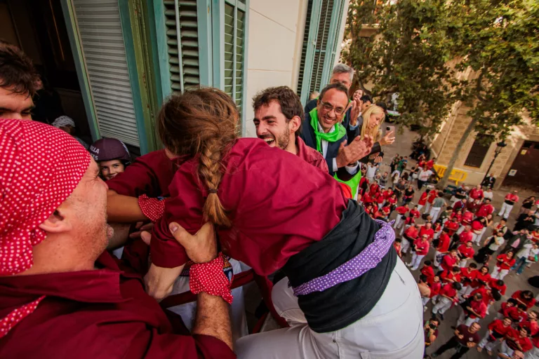 Els Castellers de Sarrià descarreguen el primer castell de vuit de la seva història