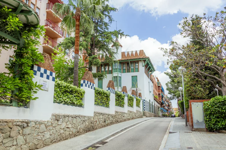El carrer del Cardenal Vives i Tutó: història i curiositats