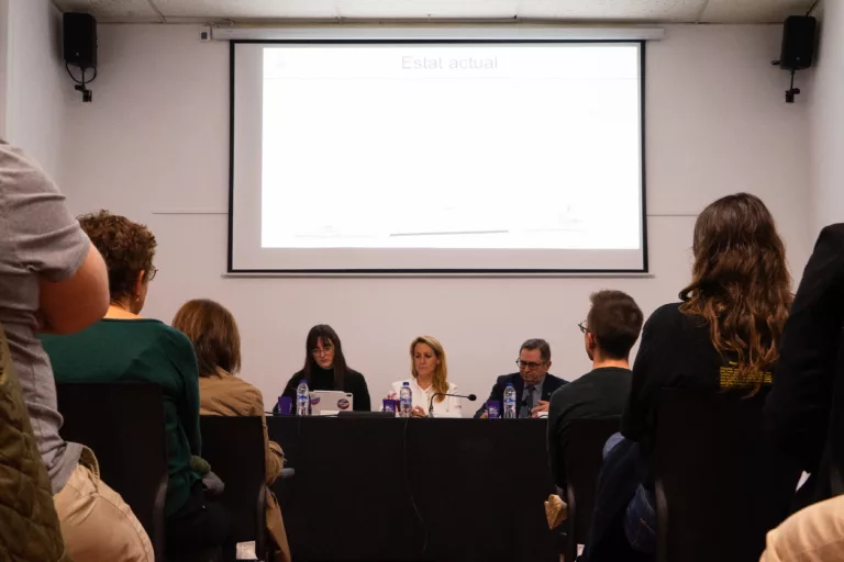 Els veïns perden la paciència esperant solucions per les obres del carrer Muntaner i retreuen la ineficàcia del Districte