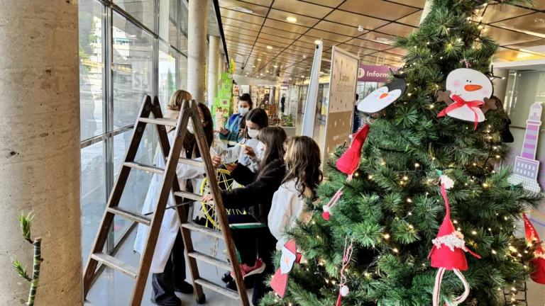 Atrapa-somnis que uneixen escola i hospital: creativitat i solidaritat per Nadal