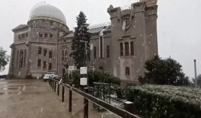 Així s’ha viscut la tímida nevada al Tibidabo