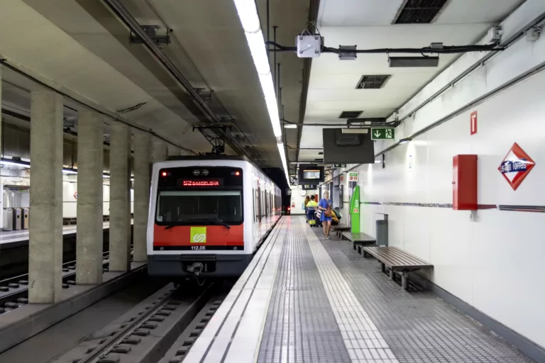 Una dona, en estat greu després de ser atropellada a l’estació d’FGC de les Tres Torres