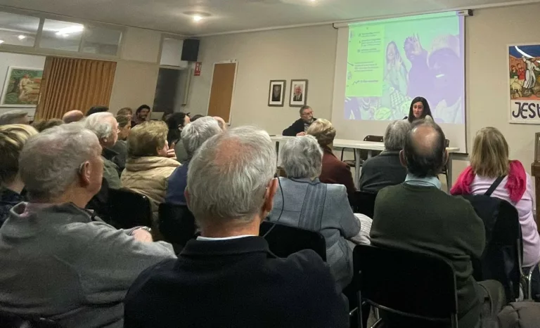 “No són expedients administratius, sinó persones amb dignitat”: una xerrada sobre migració a Galvany