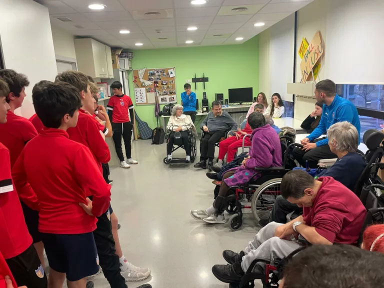 Futbol i voluntariat: el CP Sarrià inicia una col·laboració amb la Fundació Estimia