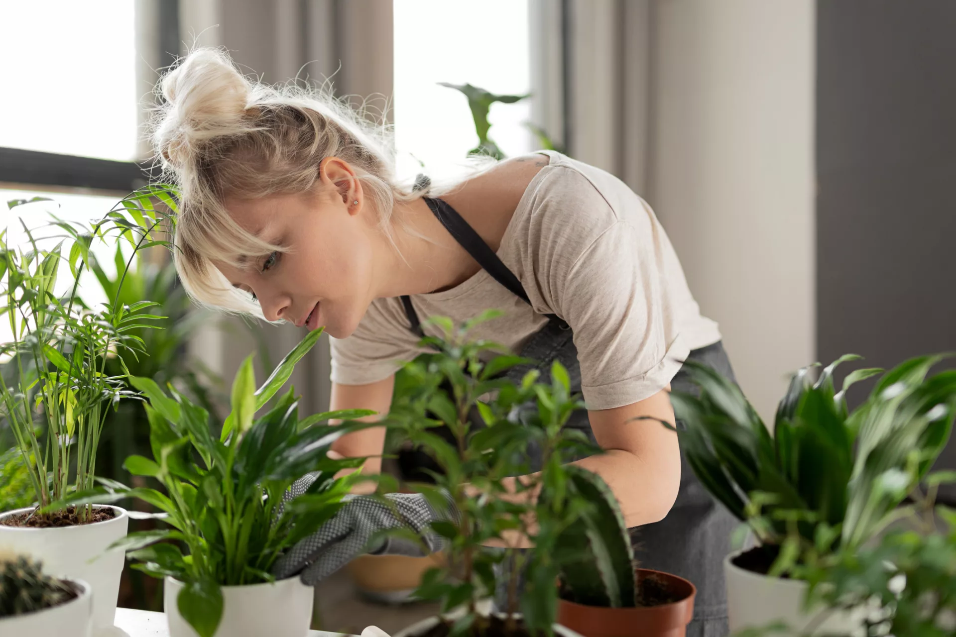 Una noia té cura d'unes plantes d'interior © Getty Images