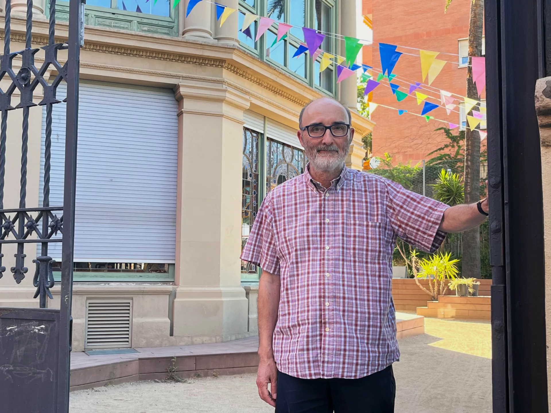 Jaume Prat, davant la Casa Orlandai © John McAulay